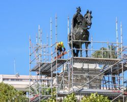 Finaliza la restauración de la estatua del Rey San Fernando de la Plaza Nueva