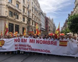 Cientos de sevillanos salen a la calle contra la amnistía en Cataluña