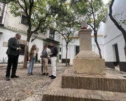 El Ayuntamiento inicia la restauración de la cruz de la plaza de Santa Marta 