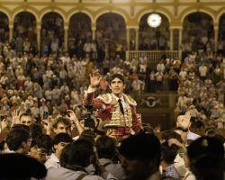 Toros en Sevilla: Otra Puerta del Príncipe circenseUna oreja generosa y dos orejas incalificables prolongan el carácter fiestero de lo que hasta hace poco era un templo del toreo
