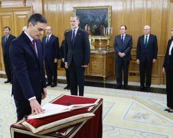 Vídeo. Felipe VI, con expresión seria, preside el momento en que Pedro Sánchez promete su cargo como presidente del Gobierno