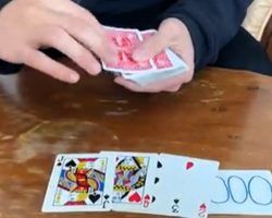 Vídeo viral de la original historia de Jesús contada por un sacerdote con cartas y magia