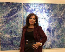 Éxito de la exposición «Trazos» de la artista sevillana Lourdes SuárezLa pintora ha estado presente en la muestra, compartiendo sus impresiones con los asistentes en la Sala de Exposiciones de la Cámara de Comercio de Sevilla