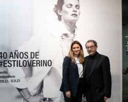 Roberto Verino en Las SetasRoberto Verino viajó hasta Sevilla para presentar su Exposición Audiovisual Roberto Verino. Itinerante y conmemorativa de los 40 años de la firma, se quedará en la Sala Antiqvarium hasta el 12 de noviembre bajo el título #Estiloverino