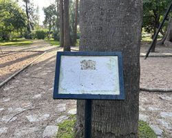 Nueva señalización del Parque de María Luisa más inclusiva y antivandalismoEvelia Rincón: "Se incluirán códigos QR, contenido en varios idiomas, con lenguaje inclusivo para personas con discapacidad y estará complementada por una aplicación de teléfono móvil"