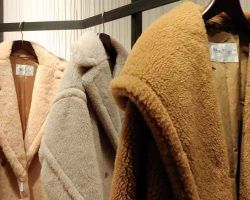 Teddy Bear Icon Coat de Max Mara cumple 10 añosEsta temporada la firma Max Mara está de aniversario con su icónico abrigo Teddy Bear. Cumple 10 años y lo han celebrado como se merece, añadiendo a esta onomástica complementos chic para dar ese toque al estilismo.