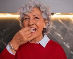 Todo lo que has de saber sobre el pegamento para prótesis dentales