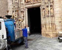 Llegan a la Catedral unas réplicas doradas de las azucenas de la Giralda