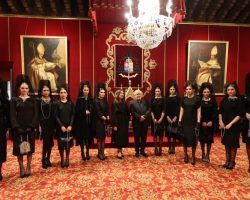El arzobispo de Sevilla recibe en audiencia privada a «Sí Mantilla»El acto rinde este año homenaje al rosario, elemento artesanal católico imprescindible para las mujeres vestidas de Mantilla