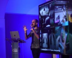 Santana: «La sociedad debe aprender a utilizar la IA de una forma ética y responsable»Carlos Santana abordó la actualidad y los retos de la Inteligencia Artificial en una ponencia en el Club de Negocios Círculo 500, del Círculo Mercantil e Industrial
