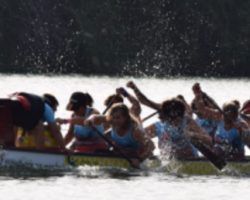 Las Dragonas se visten de FlamencaUna pasarela única para demostrar que el cáncer se puede superar a través del deporte en equipo y recuperando la vida social