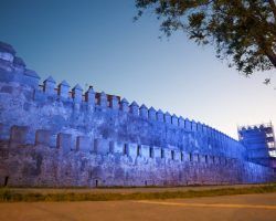 Nueva iluminación de la muralla de la Macarena con equipos de última generación 