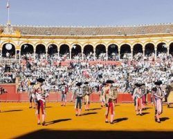 Toros en Sevilla: Llegaron las figuras, se acabaron los torosUna vez más, infame corrida de Juan Pedro Domecq