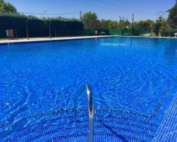 El PP de Coria del Río denuncia que el ayuntamiento se niega a instalar una grúa para personas con movilidad reducida en las piscinas municipales