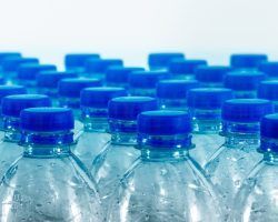 El peligro de las botellas plásticas