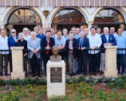 Un busto en su honor recuerda en Gines la figura de Manolo CortésLa obra, modelada en barro por Luis Álvarez Duarte y pasada a bronce por Ventura Gómez, fue descubierta en la Plaza del Casino