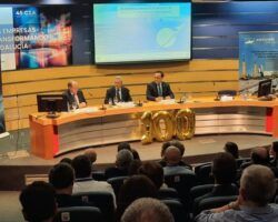 Villamandos anuncia que los incentivos para impulsar el sector aeroespacial andaluz podrían alcanzar los 90M€El consejero de Universidad participa en la asamblea general de Andalucía Aerospace y destaca el valor de la formación para contar con perfiles especializados