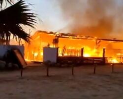 Devastador incendio en el Chiringuito El Arenal de El Palmar