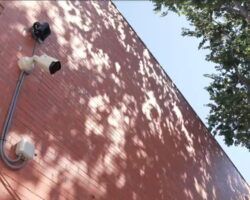 El Ayuntamiento instala cámaras con inteligencia artificial para proteger los colegios públicos de SevillaEl lunes 8 de julio se ponen en funcionamiento las cámaras de los primeros 13 colegios seleccionados