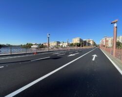 El Ayuntamiento repavimenta el puente de San Telmo y traslada el carril bici a la calzada