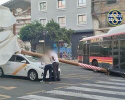 Un autobús colisiona con un poste de la pérgola de la parada de taxi de la Plaza del Duque