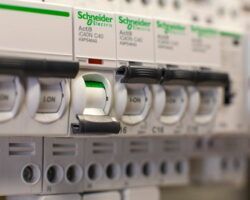 Precio de la luz hoy martes 21 de julio: el mínimo baja a 82,72 euros y el máximo llega a 175,75 euros
