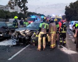 Aparatoso accidente en la Av. de la Palmera con cinco vehículos implicados