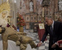 Sanz impone a la Piedad del Baratillo la Medalla de la Ciudad