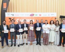 El Ayuntamiento comienza con el reparto de dorsales para la próxima edición de la Carrera Nocturna del Guadalquivir 