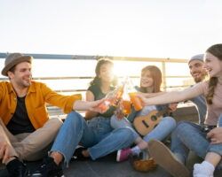 ¿Nuevo en Sevilla? Aquí tienes 5 opciones para conocer gente y hacer amigos en la ciudad
