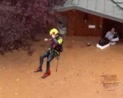 Rescate de una señora por los bomberos en Utiel ante el paso de la DANA