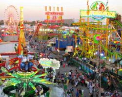 Abierto hasta el 31 de octubre el plazo de renovación de actividades de la Feria de Abril 2025Las solicitudes se deben presentar obligatoriamente en la web del Ayuntamiento de Sevilla