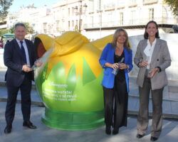 Lipasam instala contenedores tematizados por Disneyland Paris para promover el reciclaje de vidrio en Sevilla
