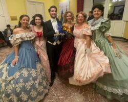 El italiano Kevin Scicolone pone de moda en Sevilla las danzas del XIXLas danzas de los Bridgerton, el Gatopardo o las de Sissi Emperatriz han llegado a Sevilla