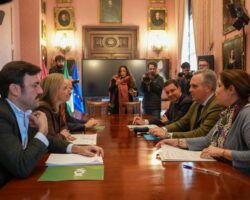PP y Vox mantienen en el Ayuntamiento la primera reunión de seguimiento del acuerdo suscrito entre ambas formaciones