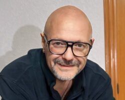 Entrevista a Manolo Medina por su vuelta a Sevilla con “Dos hombres solos, sin punto com ni ná”"La comedia está viva, es un texto que se va adaptando a cada acontecimiento que vivimos y donde la improvisación, bien entendida, juega un papel muy importante"