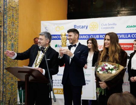 Joaquín Sánchez recibe el IV Premio al Espíritu Rotario y dona 10.000 € para Musicoterapia en Oncología Pediátrica