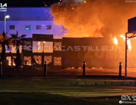 Incendio en el centro comercial AireSur de Castilleja de la Cuesta