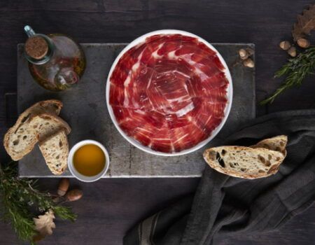 De la dehesa a tu mesa: El viaje del jamón ibérico de bellota