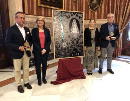 La Hermandad del Rocío de Sevilla ha presentado su cartel conmemorativo del 75 camino a la Aldea del RocíoPosteriormente se entregaron las Pastas del Pregón al empresario Ricardo Laguillo, pregonero para la Romería de 2025