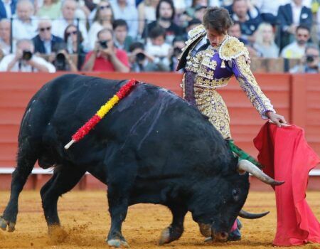 Toros en Sevilla: Fuente Ymbro, habitual presentación espectacular, sorprendente y decepcionante comportamientoLama de Góngora cortó la única oreja y Calerito demostró que quiere y puede ser un gran torero