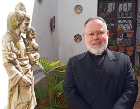 Entrevista a Rafael Menéndez, párroco de La Puebla del Río"Hay una crisis total de valores, de moral y de ética. Las crisis no son sólo económicas sino a todos los niveles porque se ha tendido a apartar a Dios de nuestro ámbito cotidiano"