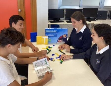 Un grupo de estudiantes sevillanos crea un juego de mesa para facilitar el aprendizaje del braille