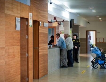 VOX reclama más atención personalizada a los sevillanos y revertir la tendencia a la cita previa