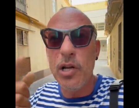 «Yo no puedo más. Un hecho histórico por semana no debe ser sano»El vídeo viral de "Tú no mandas" que arrasa en las redes sociales