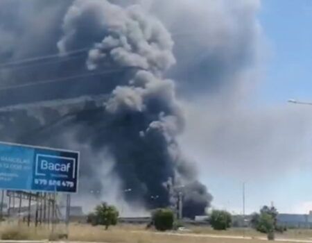 Incendio en una nave industrial en el Polígono Industrial La Red de Alcalá de Guadaíra