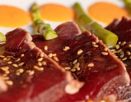 Llega la temporada del atún rojo: cómo escoger y preparar esta joya del marTres recetas con atún rojo de los mejores chefs de España