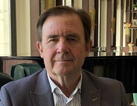 Entrevista a Ángel Montealegre, presidente de Unión de Ciudadanos Independientes (UCIN)"España no puede aguantar el ritmo de vida que lleva: nos endeudamos para todo y nos venden que somos el país que más crece de la UE, pero cuando aflore lo vamos a pasar mal"