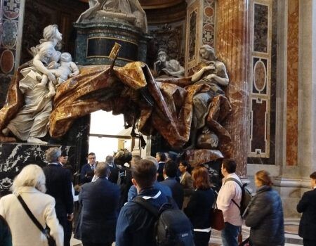 El Cachorro en Roma (II): Nervios y crispación en la llegada de la imagen a San PedroIncluso peligró la estancia del Cristo de Triana y la Esperanza de Málaga en la basílica vaticana