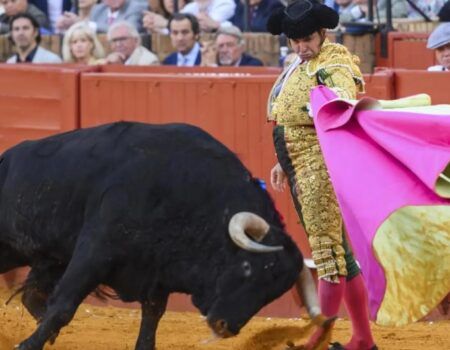 Toros en Sevilla: Cuando tres genios te salvan una mala corridaLos capotes de Morante, Ortega y Aguado estuvieron muy por encima del descastado encierro de Domingo Hernández. El de la Puebla cortó dos orejas.